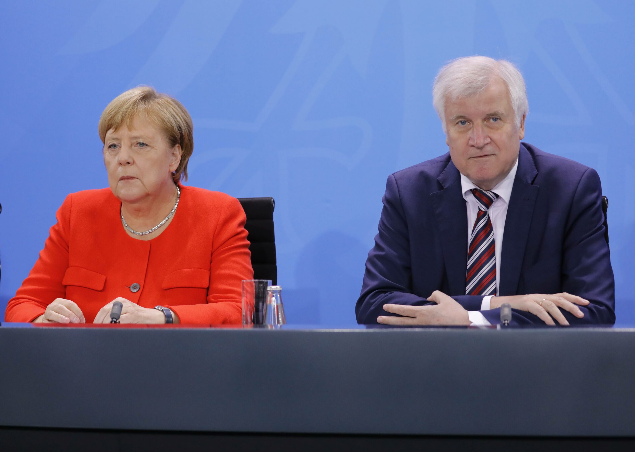 Ex-Kanzlerin Angela Merkel (CDU) und Ex-Bundesinnenminister Horst Seehofer (CSU) dürfen nicht als Zeug:innen vor Gericht aussagen. (Archivbild)