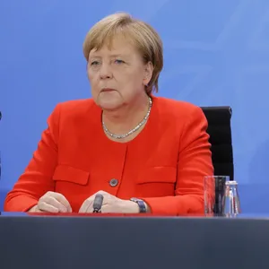 Ex-Kanzlerin Angela Merkel (CDU) und Ex-Bundesinnenminister Horst Seehofer (CSU) dürfen nicht als Zeug:innen vor Gericht aussagen. (Archivbild)