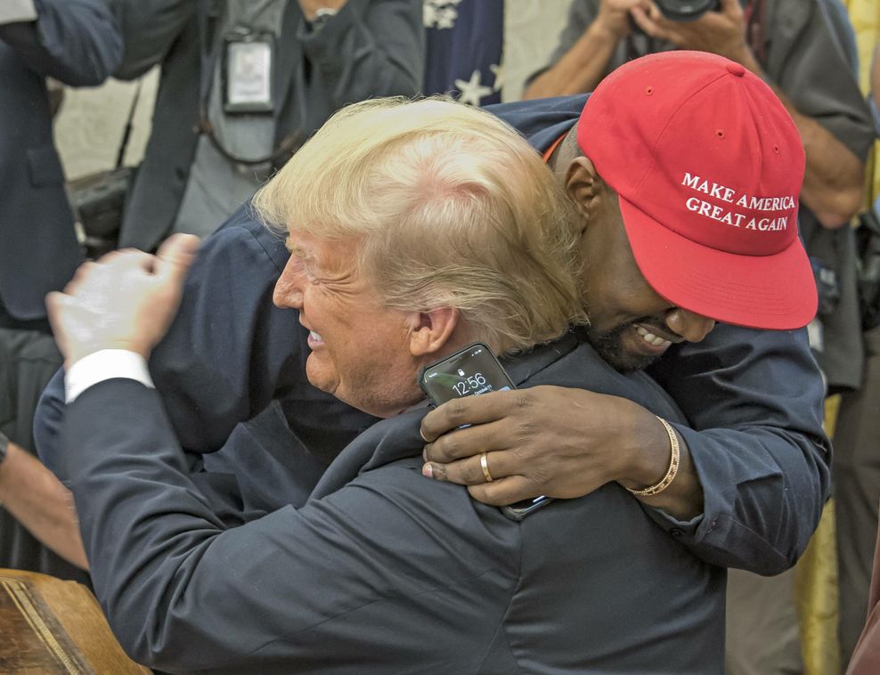 Zwei, die sich mögen: 2018 gab's ein Drückerchen von Kanye West für Donald Trump.