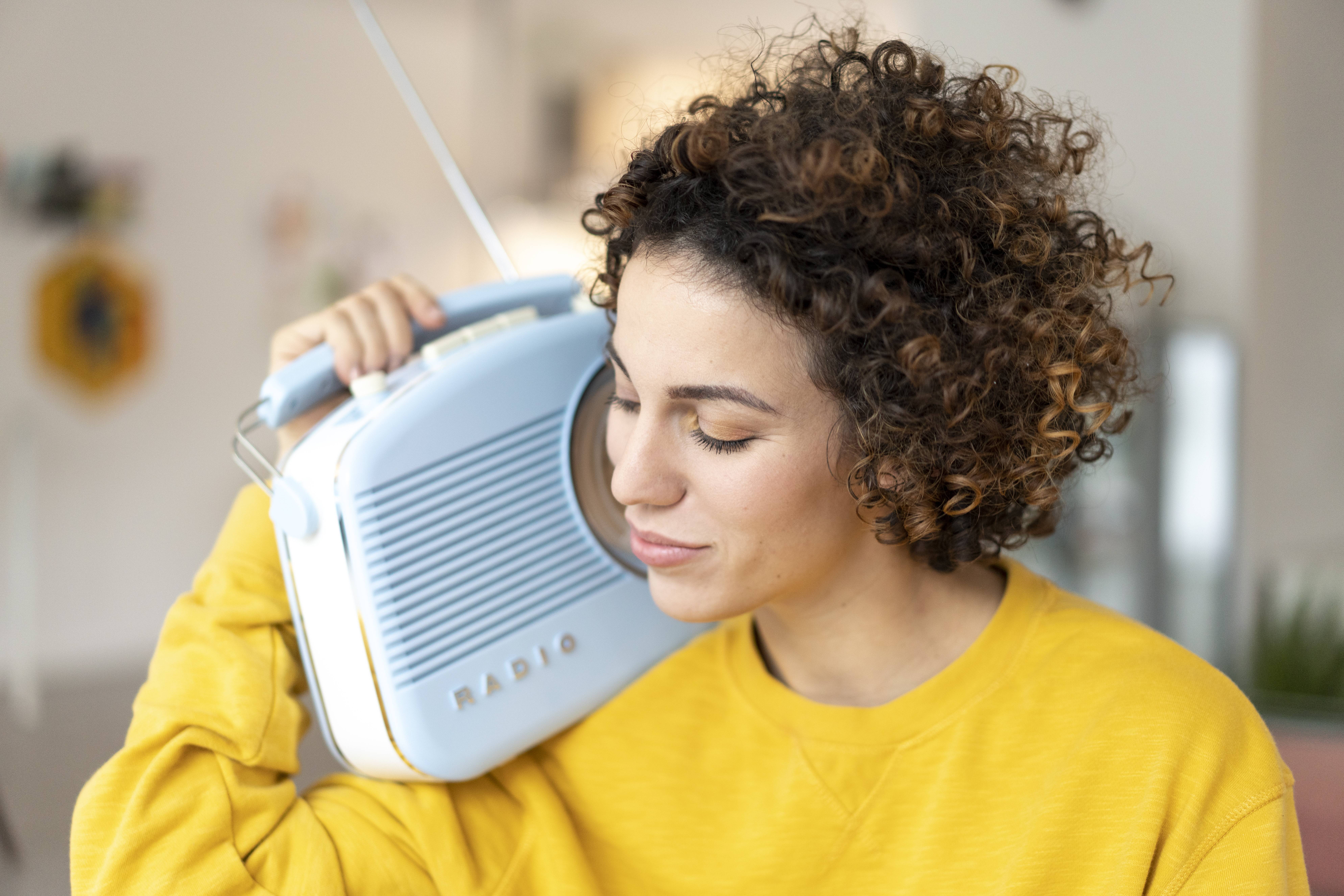 Eine Frau hört Radio – in Hamburg ist damit jetzt auch „Star*Sat Radio“ zu empfangen. (Symbolbild)