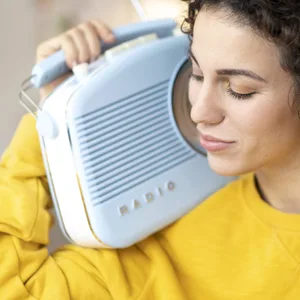 Eine Frau hört Radio – in Hamburg ist damit jetzt auch „Star*Sat Radio“ zu empfangen. (Symbolbild)