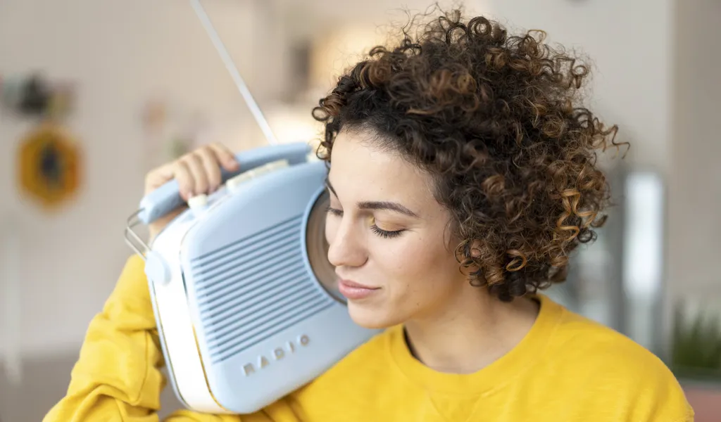 Eine Frau hört Radio – in Hamburg ist damit jetzt auch „Star*Sat Radio“ zu empfangen. (Symbolbild)