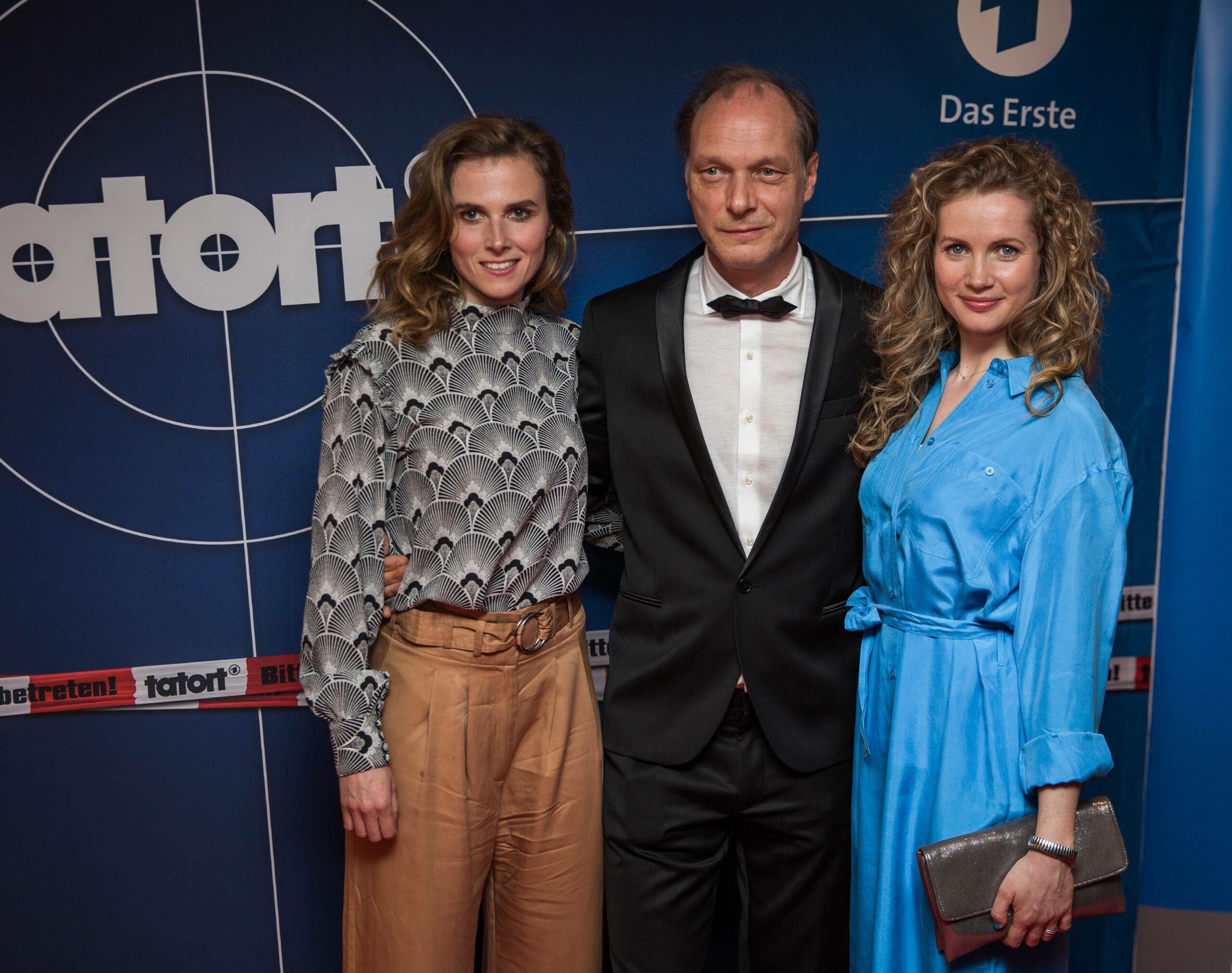 Die drei Schauspieler:innen des Dresden-Tatorts Karin Hanczewski, Martin Brambach und Cornelia Gröschel.