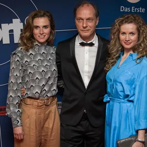 Die drei Schauspieler:innen des Dresden-Tatorts Karin Hanczewski, Martin Brambach und Cornelia Gröschel.