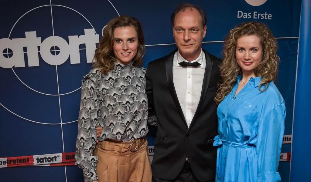 Die drei Schauspieler:innen des Dresden-Tatorts Karin Hanczewski, Martin Brambach und Cornelia Gröschel.