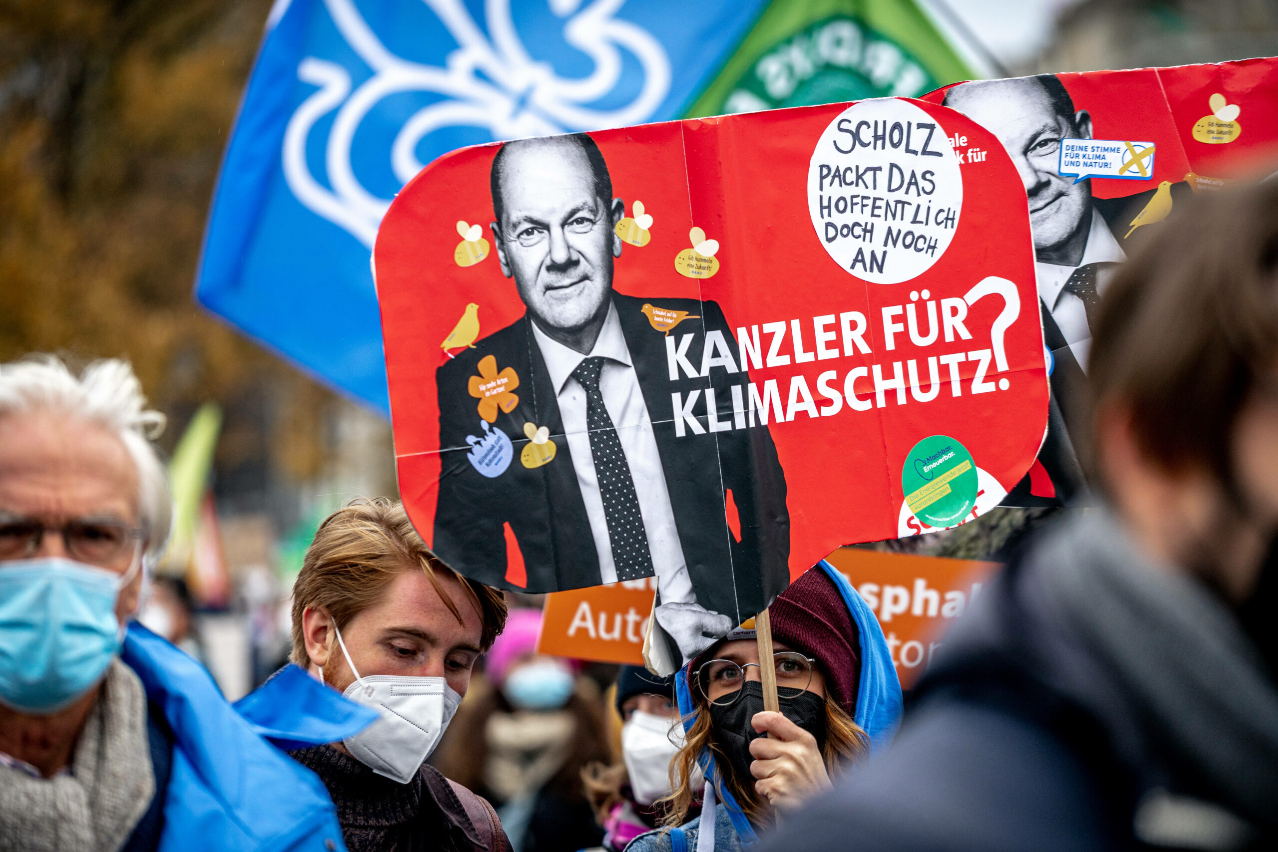 Demonstrierende mit einem Schild „Kanzler für Klimaschutz?“