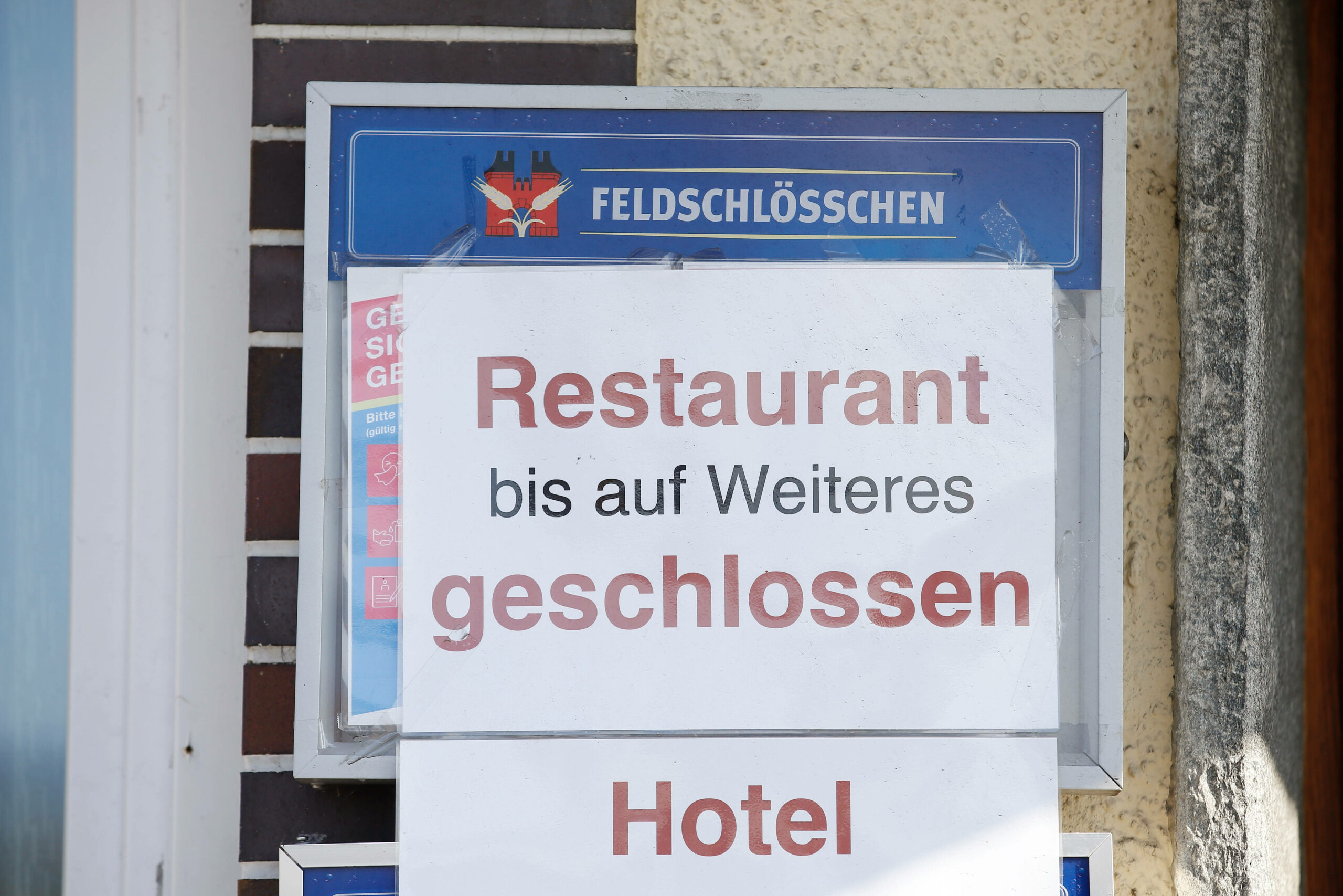 Schild, auf dem steht: „Restaurant bis auf Weiteres geschlossen“