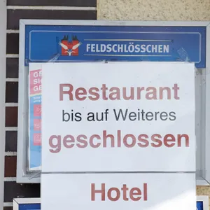 Schild, auf dem steht: „Restaurant bis auf Weiteres geschlossen“