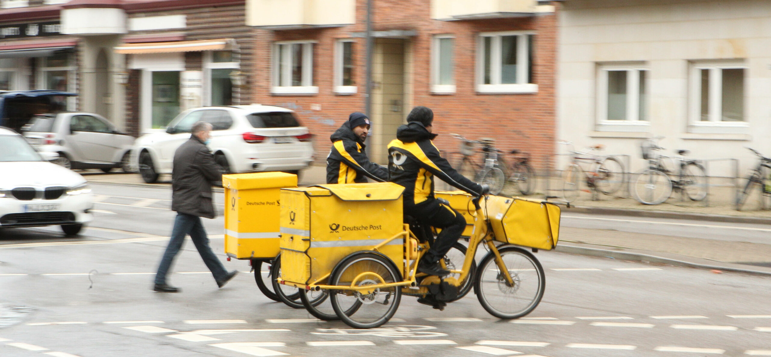 Zwei Postboten radeln durch Hamburg (Symbolbild)