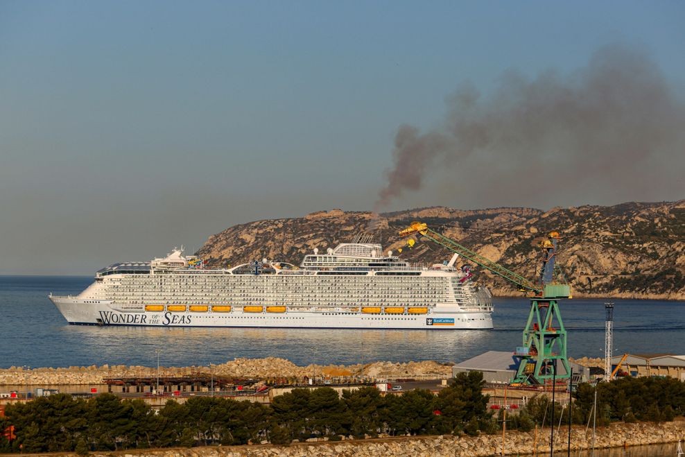 Noch das größte Kreuzfahrtschiff der Welt: Die „Wonder of the Seas“, hier vor Marseille liegend.