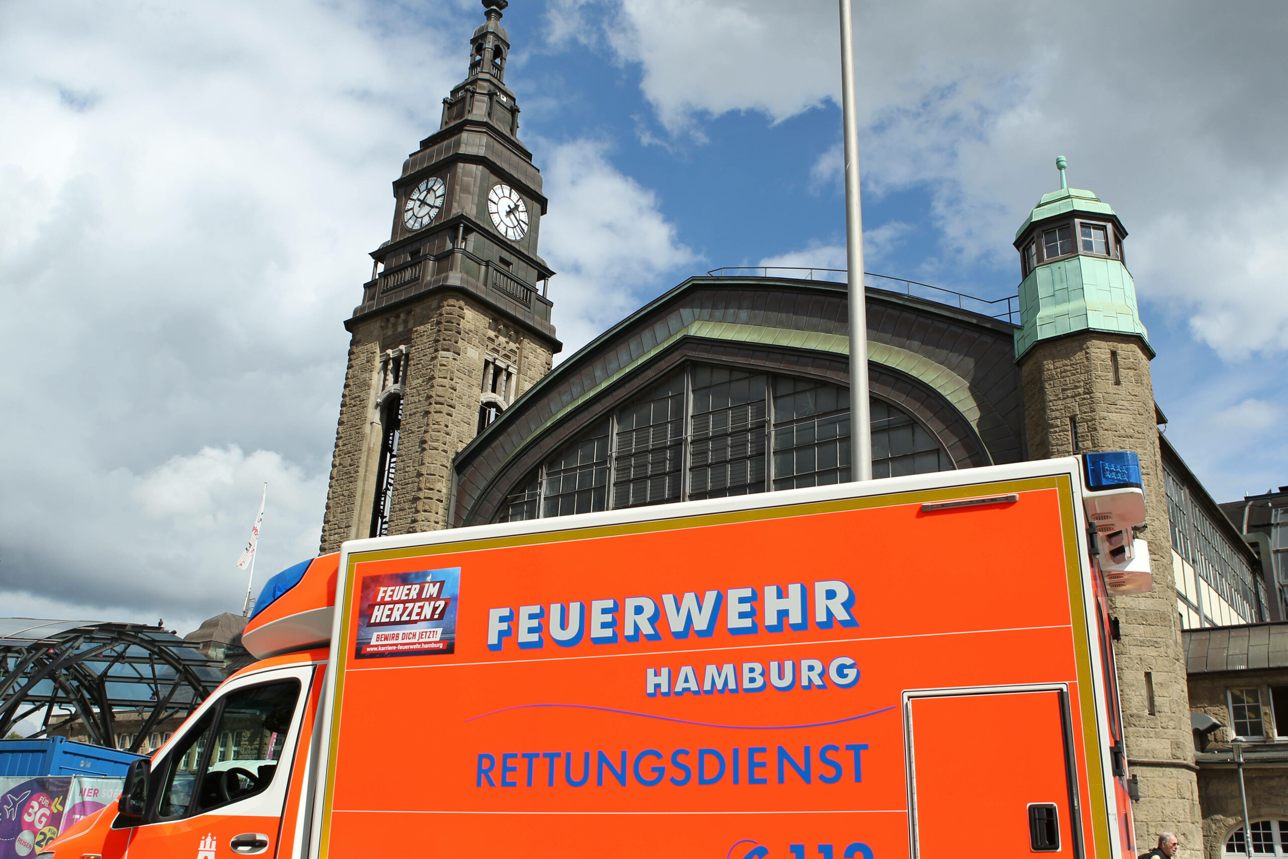 Ein Rettungswagen der Feuerwehr Hamburg steht vor der Wandelhalle am Hauptbahnhof Hamburg. St. Georg