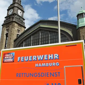 Ein Rettungswagen der Feuerwehr Hamburg steht vor der Wandelhalle am Hauptbahnhof Hamburg. St. Georg