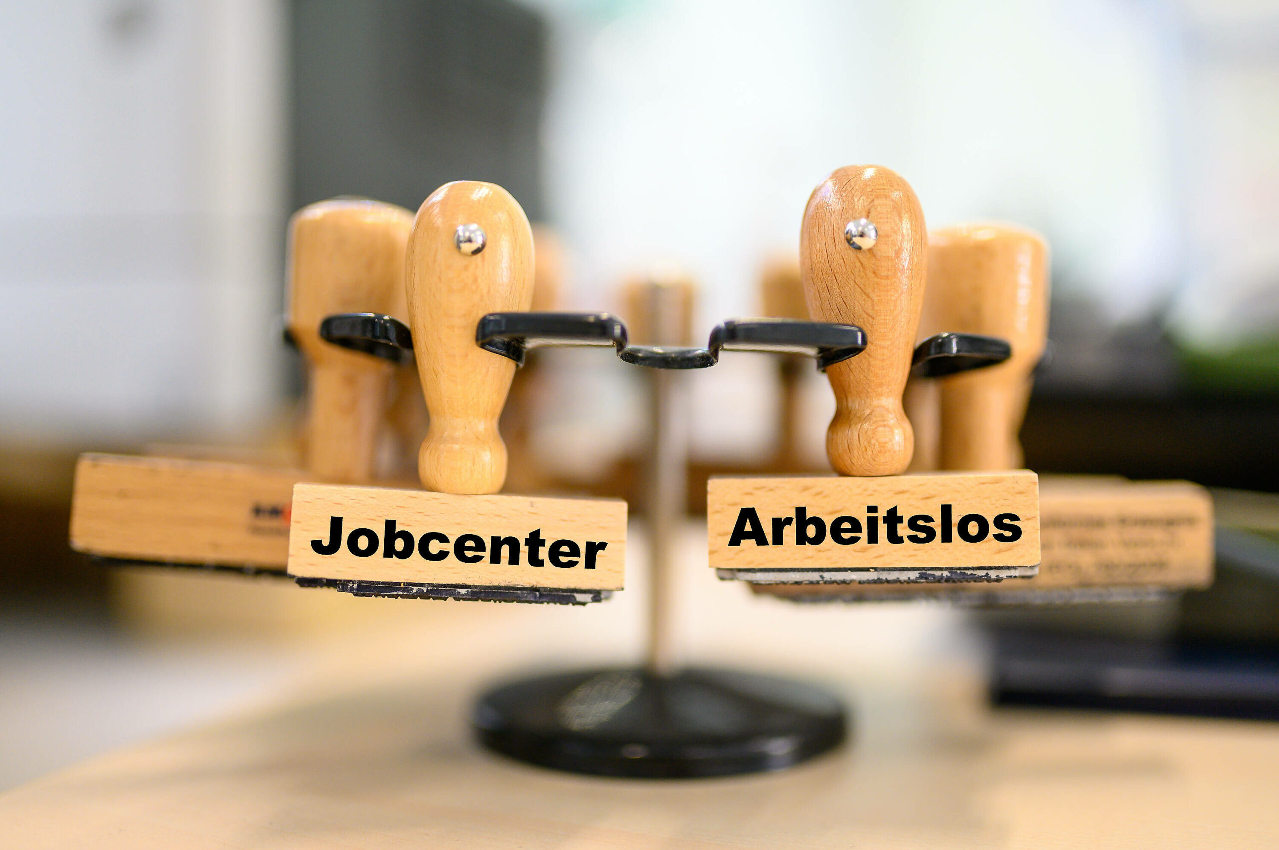 Stempel, auf denen einmal „Jobcenter“ und “Arbeitslos“ steht
