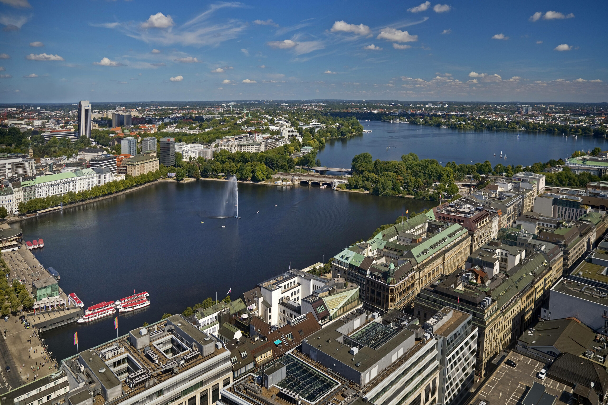 Stadtansicht von oben mit der Binnenalster und der Aussenalster, Deutschland