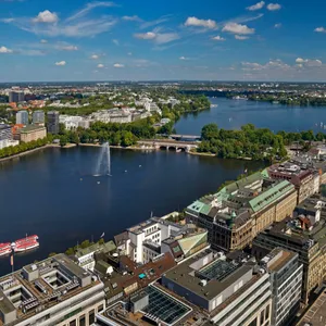 Stadtansicht von oben mit der Binnenalster und der Aussenalster, Deutschland