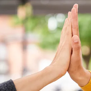 Als ein Mann vor einem Hotel zu einem High Five aufgefordert wurde, wurde er ausgeraubt. (Symbolbild)