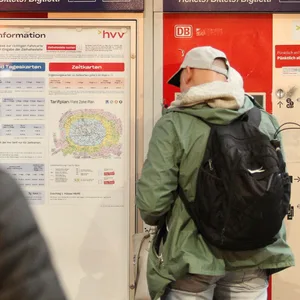 Passanten stehen vor Fahrkartenautomaten am Hamburger Hauptbahnhof. (Symbolbild)