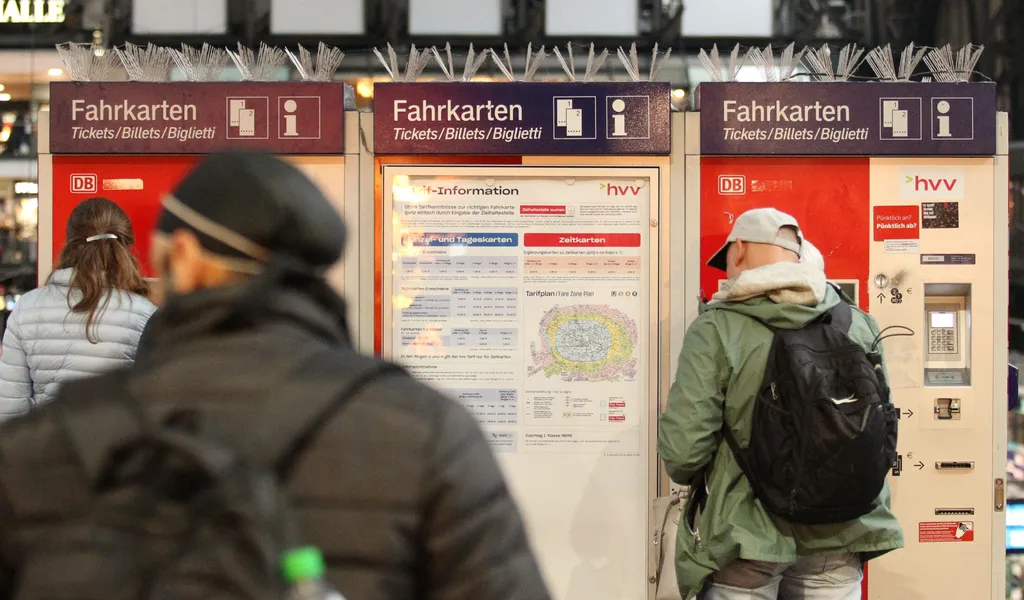 Passanten stehen vor Fahrkartenautomaten am Hamburger Hauptbahnhof. (Symbolbild)