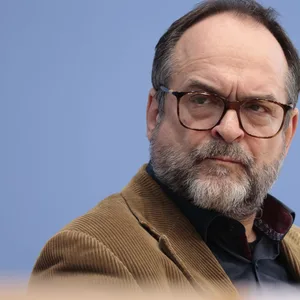 Human Rights Watch-Chef Wenzel Michalski mit ernstem Blick.