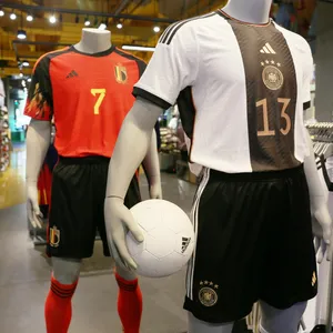 Ein Bild aus dem einem Sportartikelgeschäft. Im Vordergrund ist das deutsche WM-Trikot zu sehen.