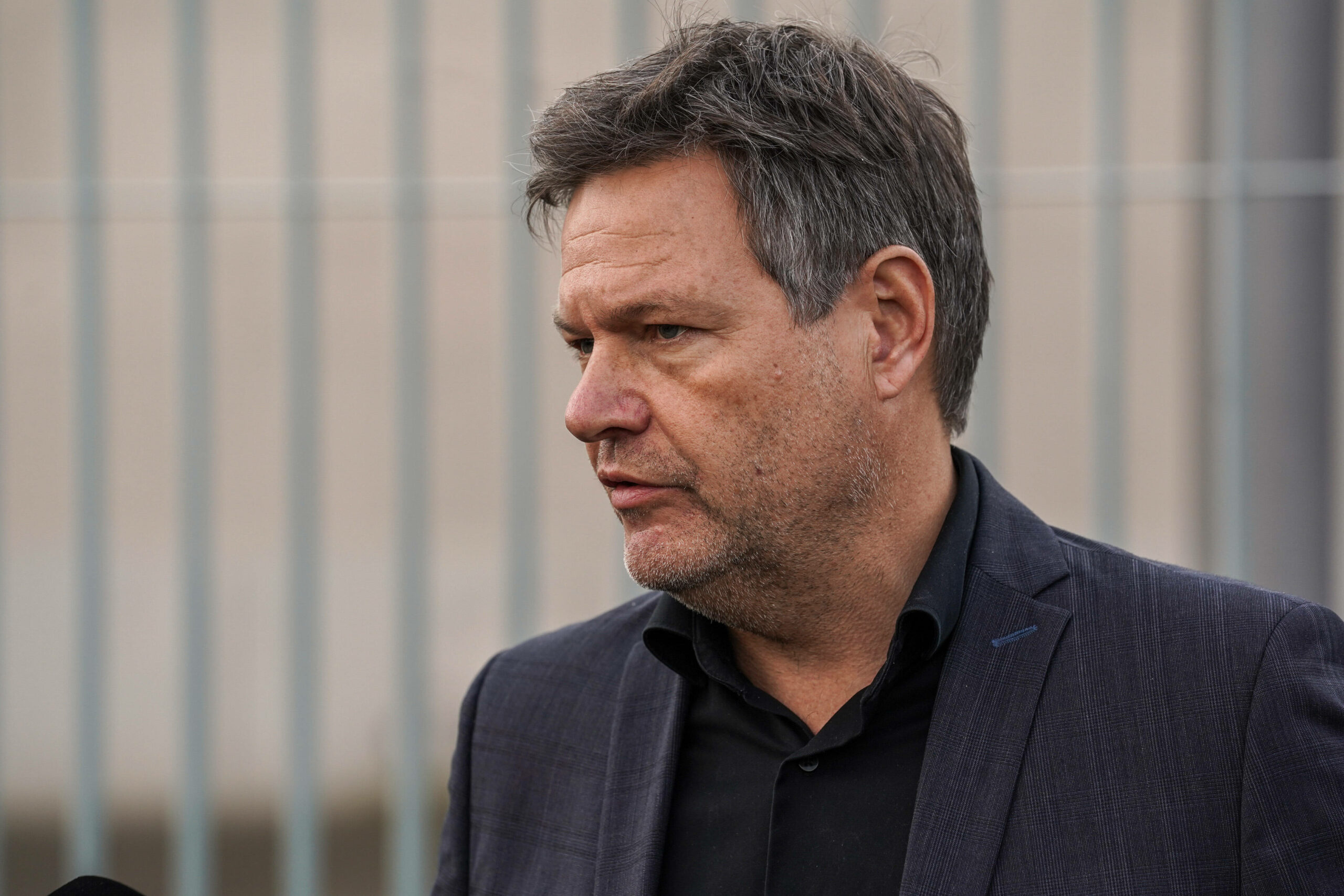 Robert Habeck äußert sich vor Journalisten.