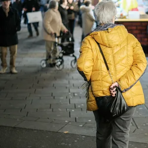 Frau auf Weihnachtsmarkt