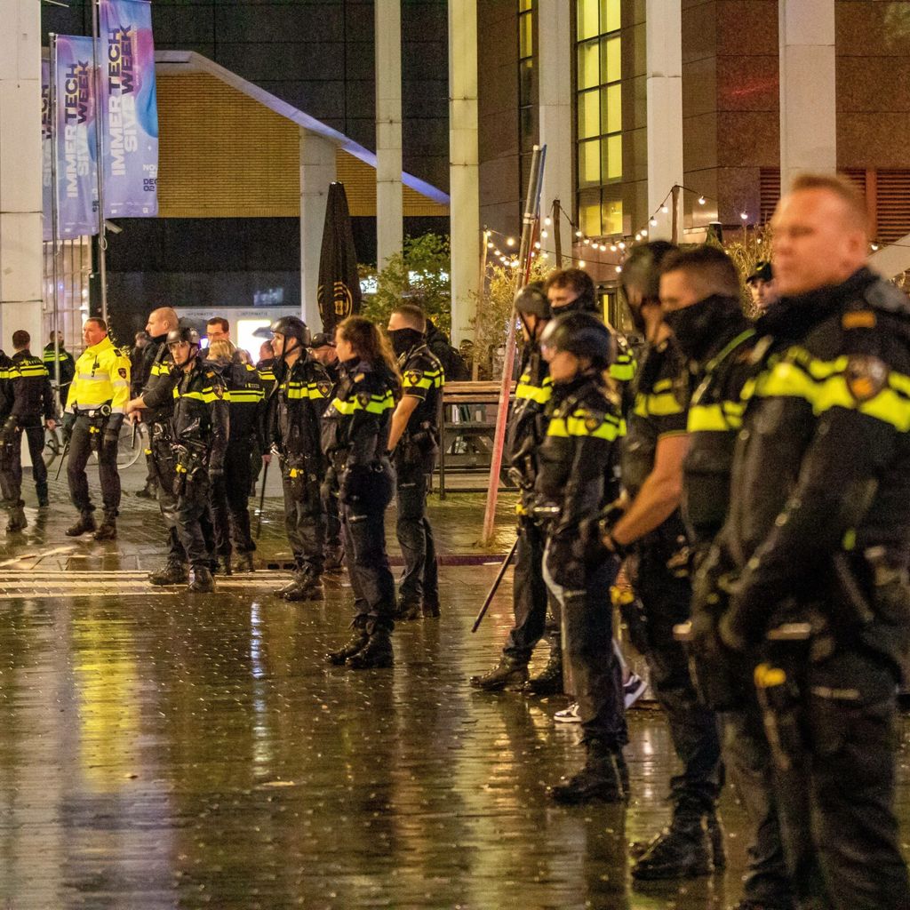 Polizei in Rotterdam, wo es ebenfalls zu Ausschreitungen kam.
