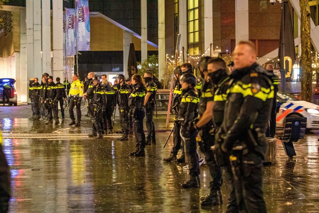 Polizei in Rotterdam, wo es ebenfalls zu Ausschreitungen kam.