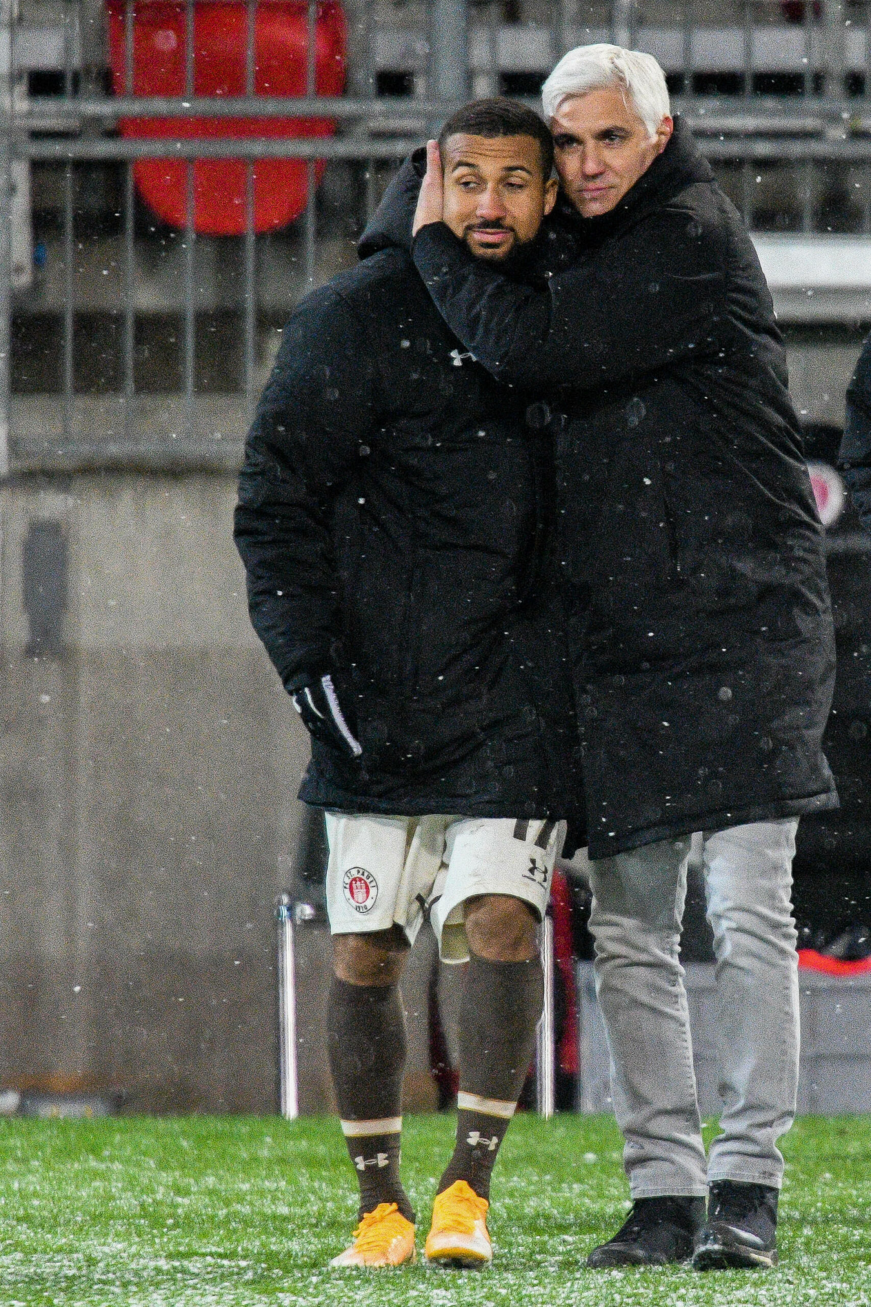 Daniel-Kofi Kyereh mit St. Pauli-Sportchef Andreas Bornemann, der ihn 2020 zum Kiezklub holte.