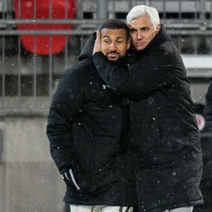 Daniel-Kofi Kyereh mit St. Pauli-Sportchef Andreas Bornemann, der ihn 2020 zum Kiezklub holte.