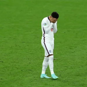 Jadon Sancho schlägt sich die Hände vor das Gesicht, nachdem er im EM-Finale einen Elfmeter verschoss.