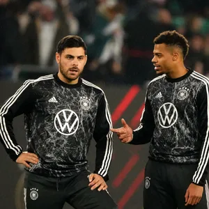 Kevin Volland und Lukas Nmecha beim Aufwärmen vor einem Spiel der Nationalmannschaft.