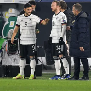 Kevin Volland und Maximilian Arnold mit Bundestrainer Hansi Flick