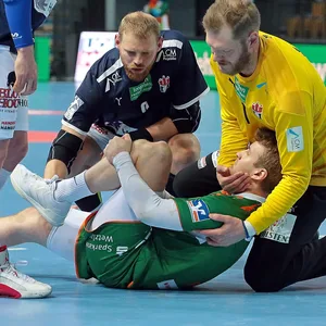 Wetzlars Alexander Feld hat starke Schmerzen, Hamburgs Keeper Johannes Bitter hält ihn