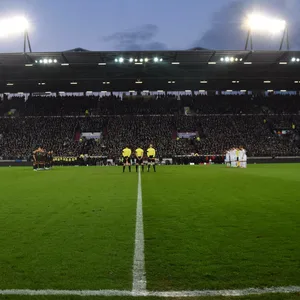 Das Flutlicht läuft während einer Zweitliga-Partie am Millerntor. Viele Amateurvereine können sich das kaum noch leisten.