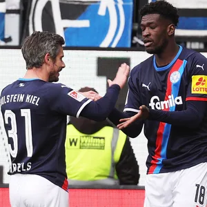 Fin Bartels und Kwasi Wriedt spielten jeweils schon für den FC St. Pauli, sind jetzt gemeinsam in Kiel.