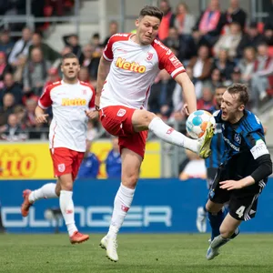Regensburgs Torjäger Andreas Albers (l.) traf schon drei Mal gegen den HSV.
