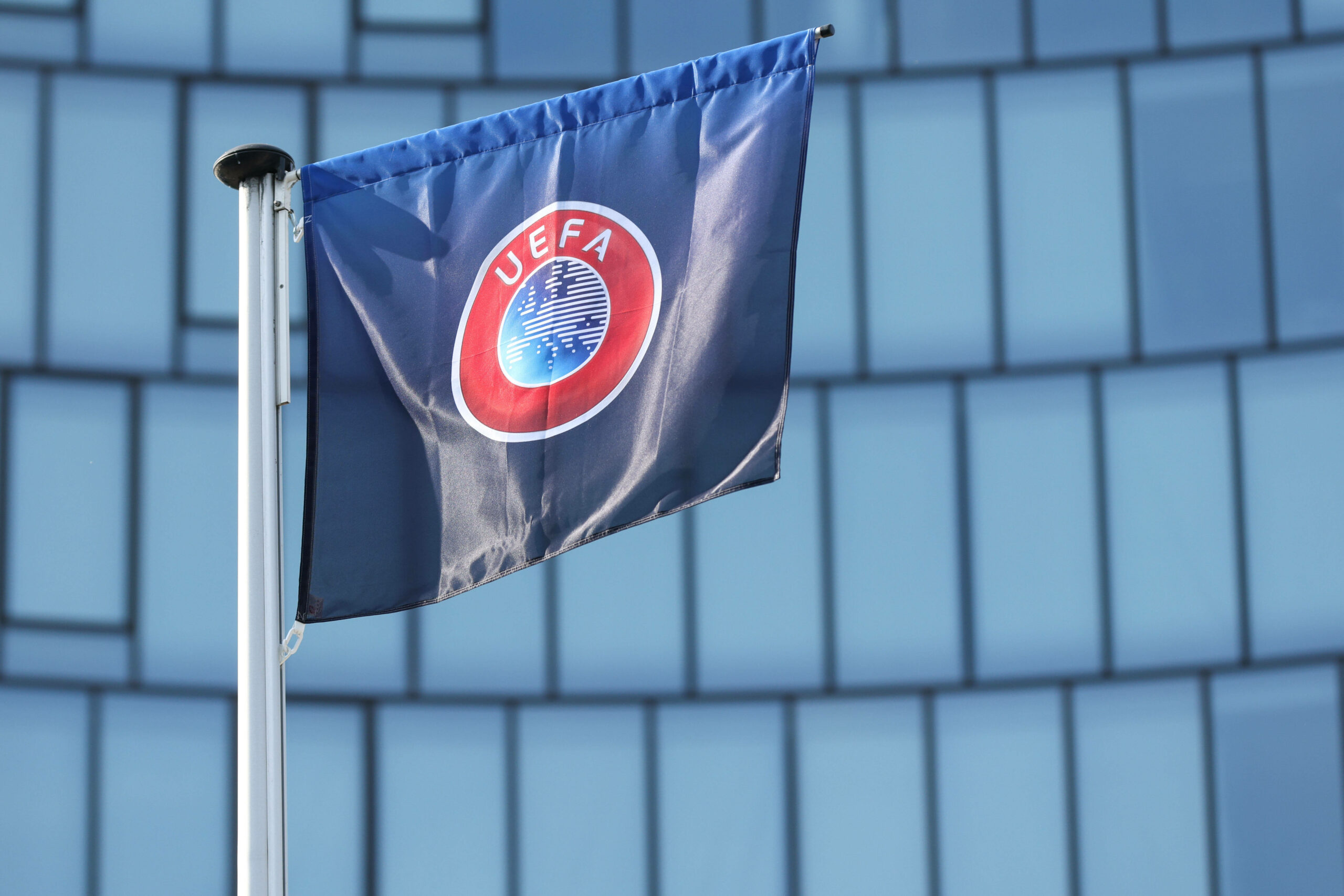 Eine UEFA-Fahne, die im Wind weht.