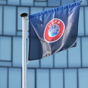 Eine UEFA-Fahne, die im Wind weht.