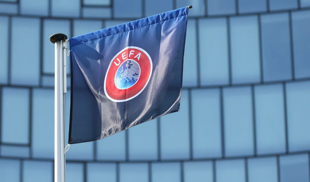 Eine UEFA-Fahne, die im Wind weht.