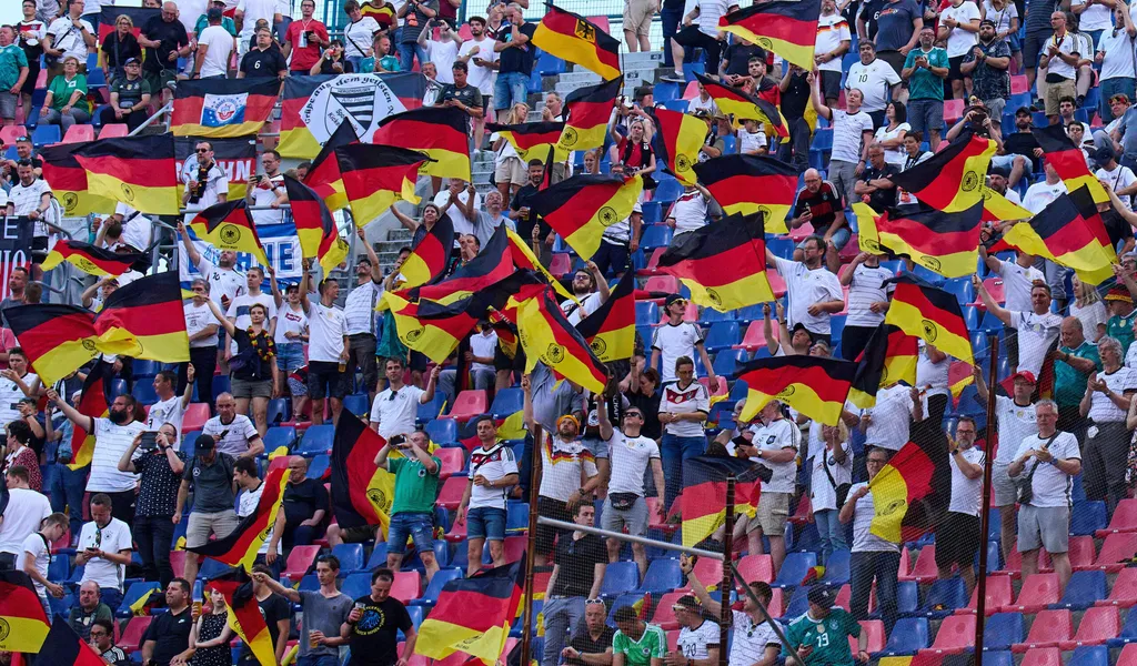 Deutsche Fans bei einem Fußballspiel