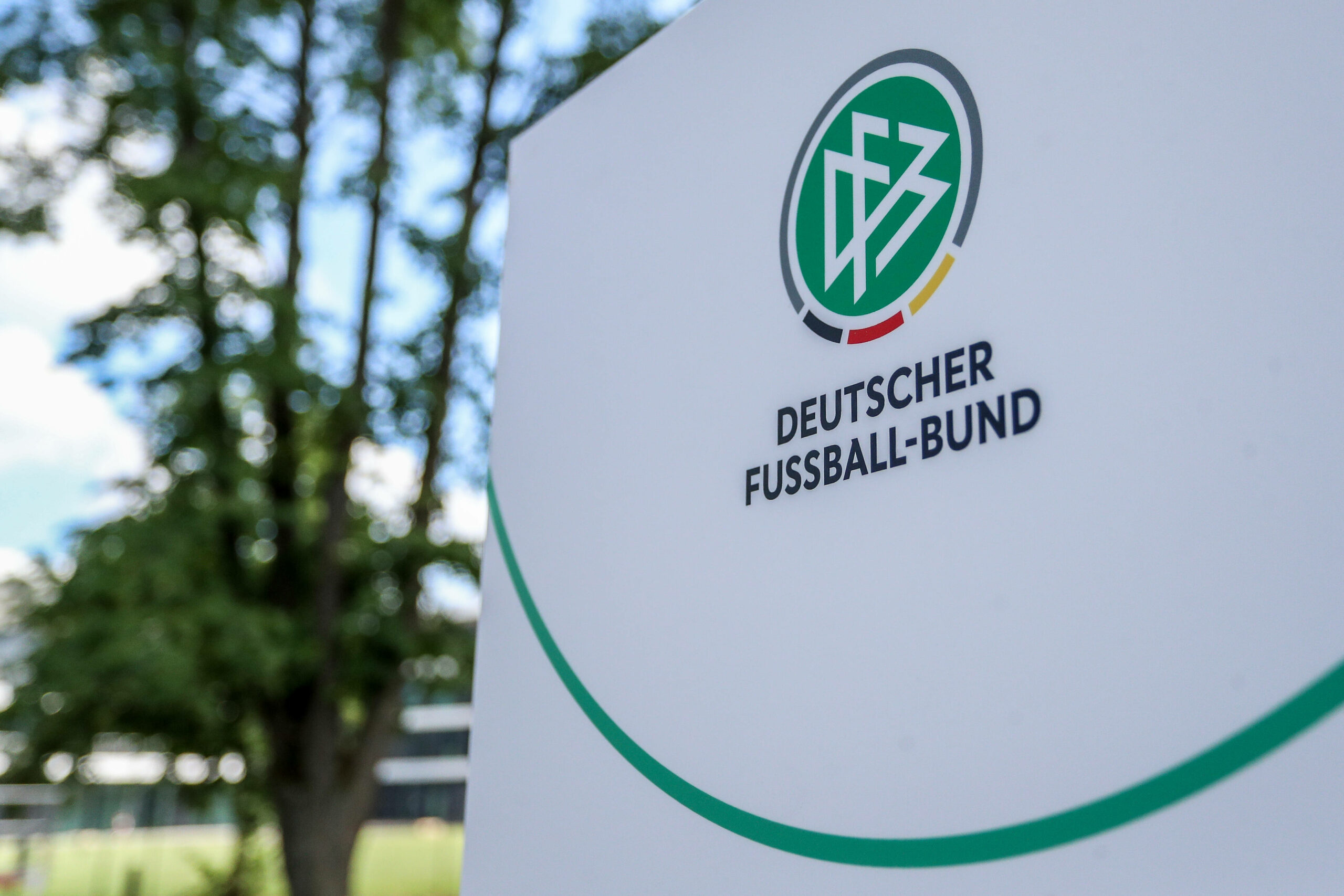 Das Logo des DFB am Campus in Frankfurt.
