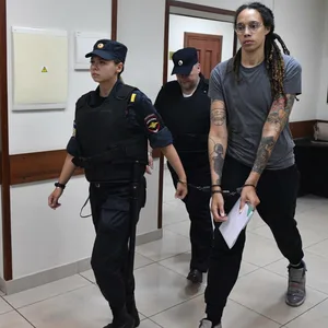 US-Basketballerin Brittney Griner wird von russischen Polizisten in Handschellen abgeführt