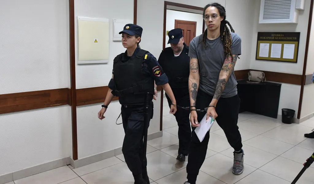 US-Basketballerin Brittney Griner wird von russischen Polizisten in Handschellen abgeführt