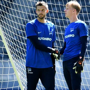 Rune Jarstein (l.) gemeinsam mit seinen Nachfolger Oliver Christensen im Hertha-Training im August