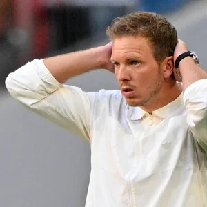 Julian Nagelsmann schlägt die Hände über den Kopf zusammen.