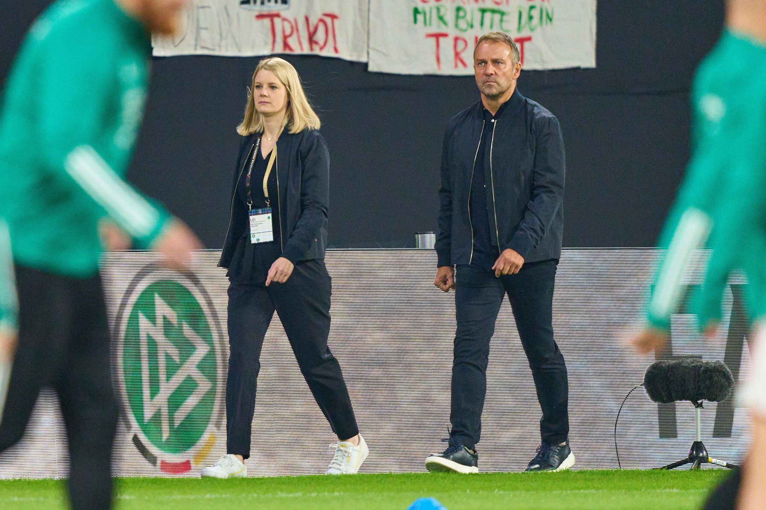 Hansi Flick und DFB-Pressesprecherin Franziska Wülle vor einem Spiel der DFB-Elf