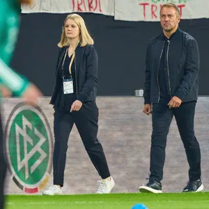 Hansi Flick und DFB-Pressesprecherin Franziska Wülle vor einem Spiel der DFB-Elf