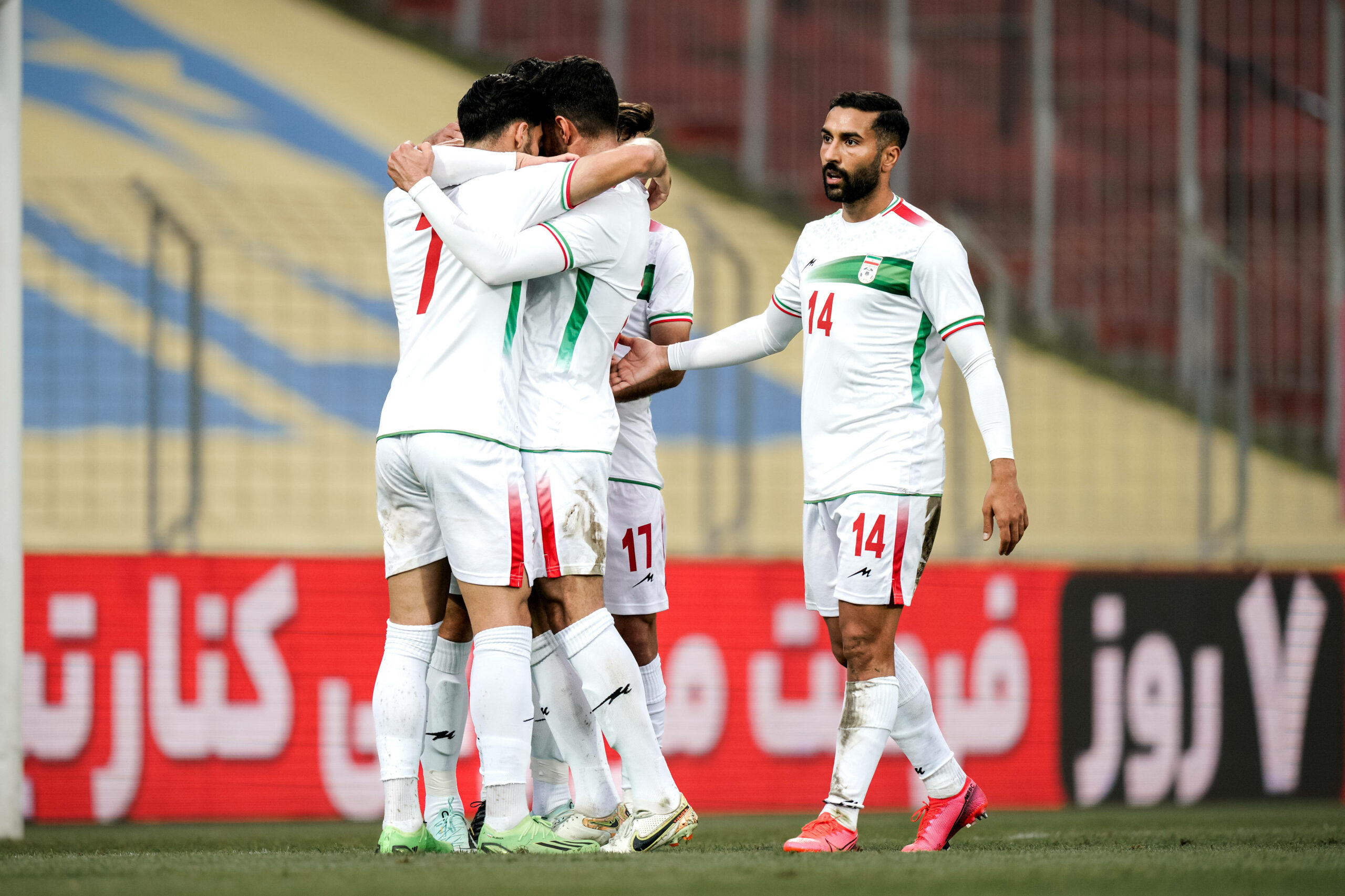Irans Nationalspieler bejubeln einen Treffer.