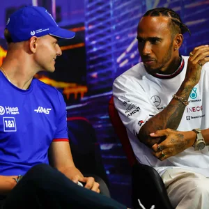 Mick Schumacher und Lewis Hamilton bei einer Formel 1-Pressekonferenz